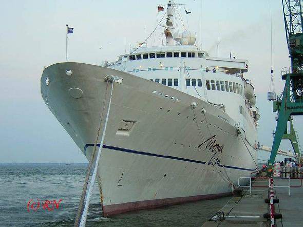 005 Die MS Mona Lisa am Steubenhft in Cuxhaven. 28.891 BRTLnge: 201 m Breite:26,5 m Maschinenleistung:25.200 PS Geschwindigkeit: ca. 20 Knoten. Bild: Rudi Nockewell