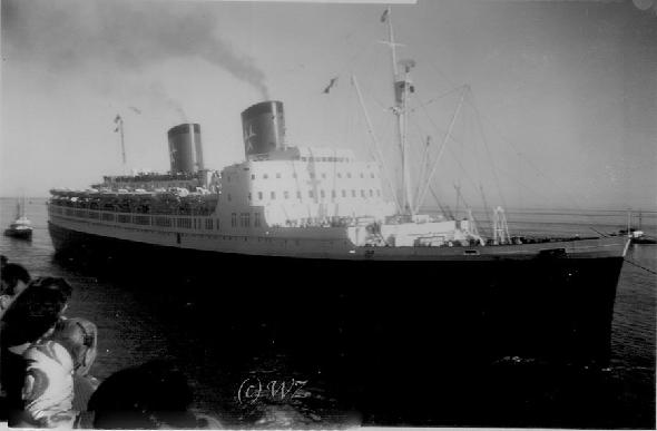 008 Die Hanseatic um 1960 am Steubenhft in Cuxhaven.