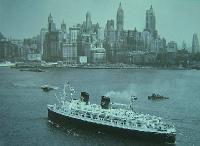 007 Die Hanseatic vor New York. Am 17. Dezember 1929 als Empress of Japan in England gebaut, kam das Schiff 1958 nach Deutschland. BRZ: 26032, Länge 204m, Breite 25.5m, 31400 PS und 22 kn schnell. Sie war zu der Zeit das größte Passagierschiff Deutschlands. Am 7. September 1966 zerstörte ein Feuer die Hanseatic. 









