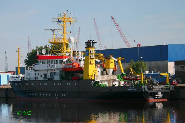 cuxhaven001 FFS ATAIR. Ein Forschungsschiff des Bundesamtes f�r Seeschifffahrt und Hydrografie.
L�nge des Schiffes: 51,5 m, Breite des Schiffes: 11,4 m, Tonnage: 950 BRT, Reisegeschwindigkeit: 10,0 Kn, Tiefgang: 3,15 m
