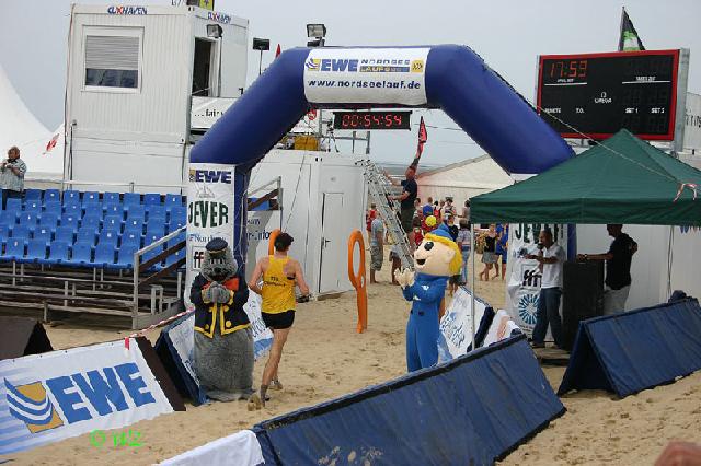 cuxhaven014 Nordseelauf  Schlussetappe Neuwerk Cuxhaven. Die besten L�ufer brauchten f�r diese Etappe deutlich unter einer Stunde.