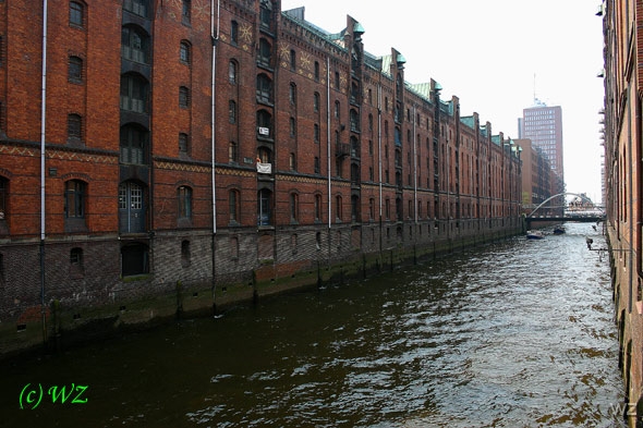 Hamburg-Hafengeburstag04 Die Speicherstadt. Mit dem Bau der Speicherstadt wurde 1888 begonnen. Im Laufe von mehreren Jahrzehnten wuchs die Speicherstadt auf ca. 500 000 m Speicher- und Kontorflche an und ist heute der grte zusammenhngende Speicherkomplex der Welt.