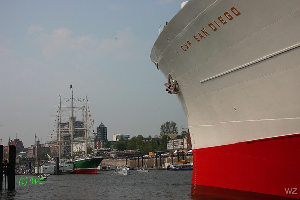 Hamburg-Hafengeburstag15 Die Cap San Diego, luft am 15. Dezember 1961 in Hamburg vom Stapel.