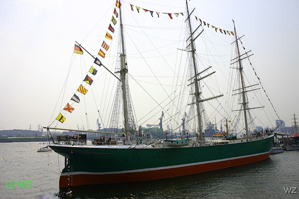 Hamburg-Hafengeburstag17 Die  SS Rickmer Rickmers wurde 1896 in Bremerhaven gebaut.
Der Stahlrumpf ist 97 m lang, 12,20 m breit, der Tiefgang 
betrug 6 m.