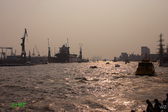 Hamburg-Hafengeburstag25 Abendstimmung auf der Elbe.