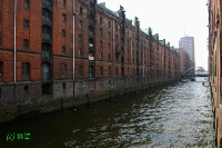 Hamburg-Hafengeburstag04 Die Speicherstadt. Mit dem Bau der Speicherstadt wurde 1888 begonnen. Im Laufe von mehreren Jahrzehnten wuchs die Speicherstadt auf ca. 500 000 m² Speicher- und Kontorfläche an und ist heute der größte zusammenhängende Speicherkomplex der Welt.