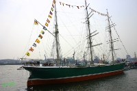 Hamburg-Hafengeburstag17 Die  SS Rickmer Rickmers wurde 1896 in Bremerhaven gebaut.
Der Stahlrumpf ist 97 m lang, 12,20 m breit, der Tiefgang 
betrug 6 m.