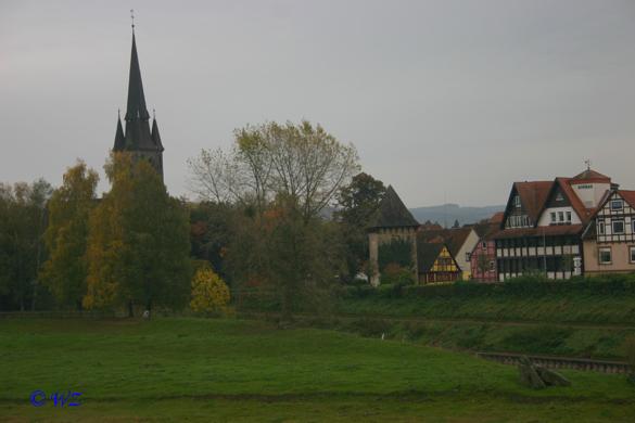 rinteln_herbst_2006_12 Rinteln: Blick auf den Kapellenwall, St. Sturmius und den alten Stadtturm.
