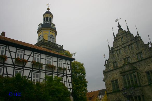 rinteln_herbst_2006_13 Rinteln: B�rgerhaus. St. Nikolai und Ratskeller.