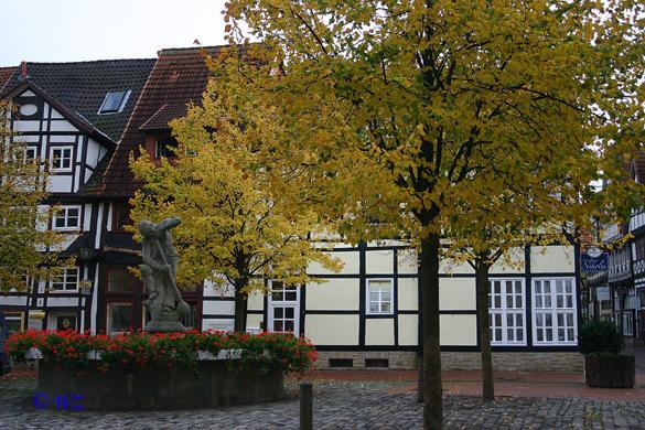 rinteln_herbst_2006_15 Rinteln: Glasbl�serbrunnen auf dem Kirchplatz.