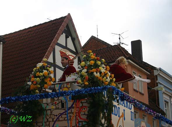 k018 Das Prinzenpaar hat unter anderen auch fleiig Blumen verteilt.