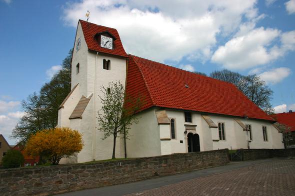 kirche_eisbergen0001 Aussenansichten der Ev.-luth.  Dorfkirche in Eisbergen. Sdansicht