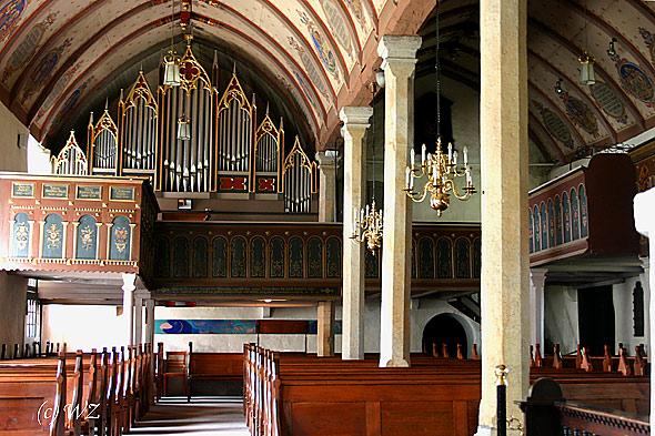 kirche_eisbergen06 Die spitzbogigen Tonnengewlbe werden in der Mitte von fnf steinernen Pfeilern getragen.