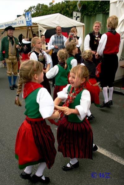 tag_der_niedersachsen_005 Diesen beiden Mdchen hat es ganz offensichtlich groen Spa gemacht, zu tanzen.