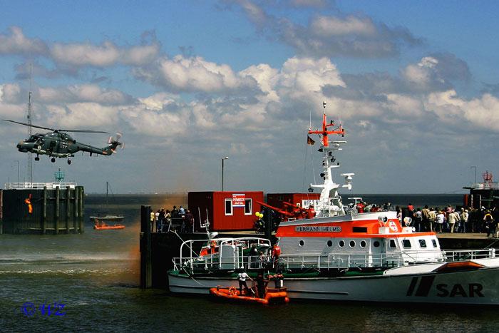 tag_der_niedersachsen_018 Hier eine Rettungsbung. Die Marineflieger beherrschen ihr Handwerk.