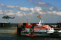 tag_der_niedersachsen_018 Hier eine Rettungsbung. Die Marineflieger beherrschen ihr Handwerk.