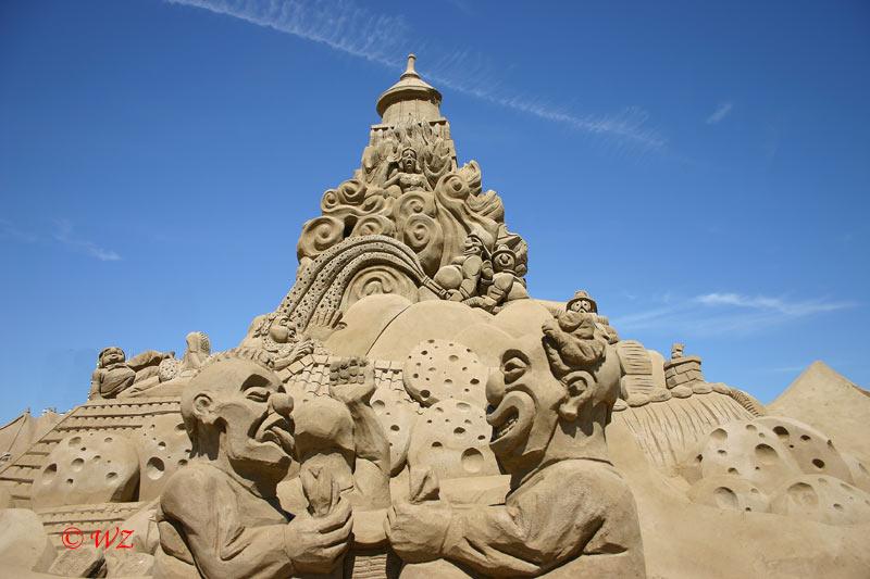 sand_world018 Clown als Feuewehr rettet Frau aus einem brennenden Turm.